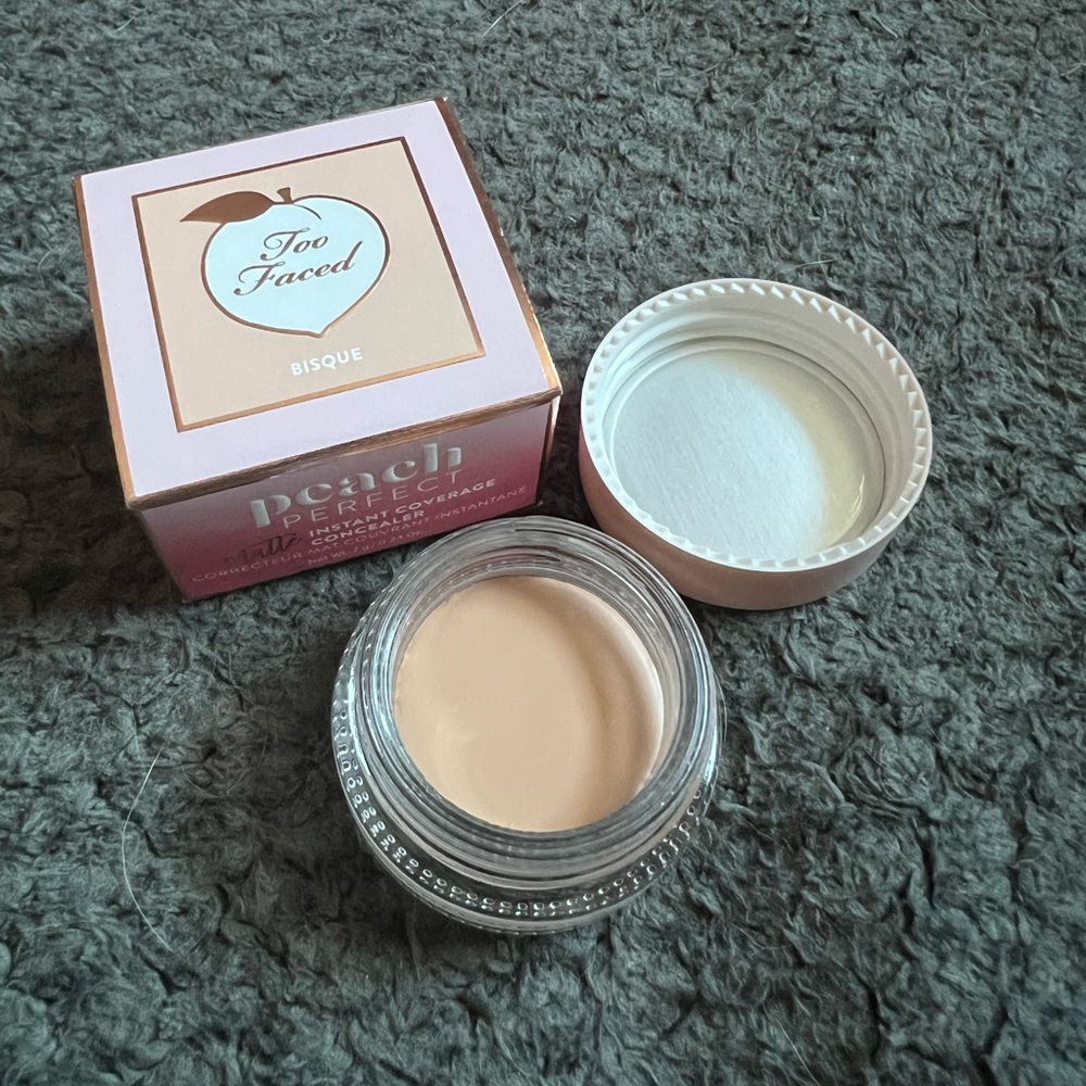 Too faced Peach Perfect Concealer - Picture 5 of 5